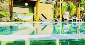 cmv015 – Pousada com 8 suítes e apartamento privativo de 2 suítes a poucos passos do mar em Taipu de Fora, Maraú, Bahia, Brasil