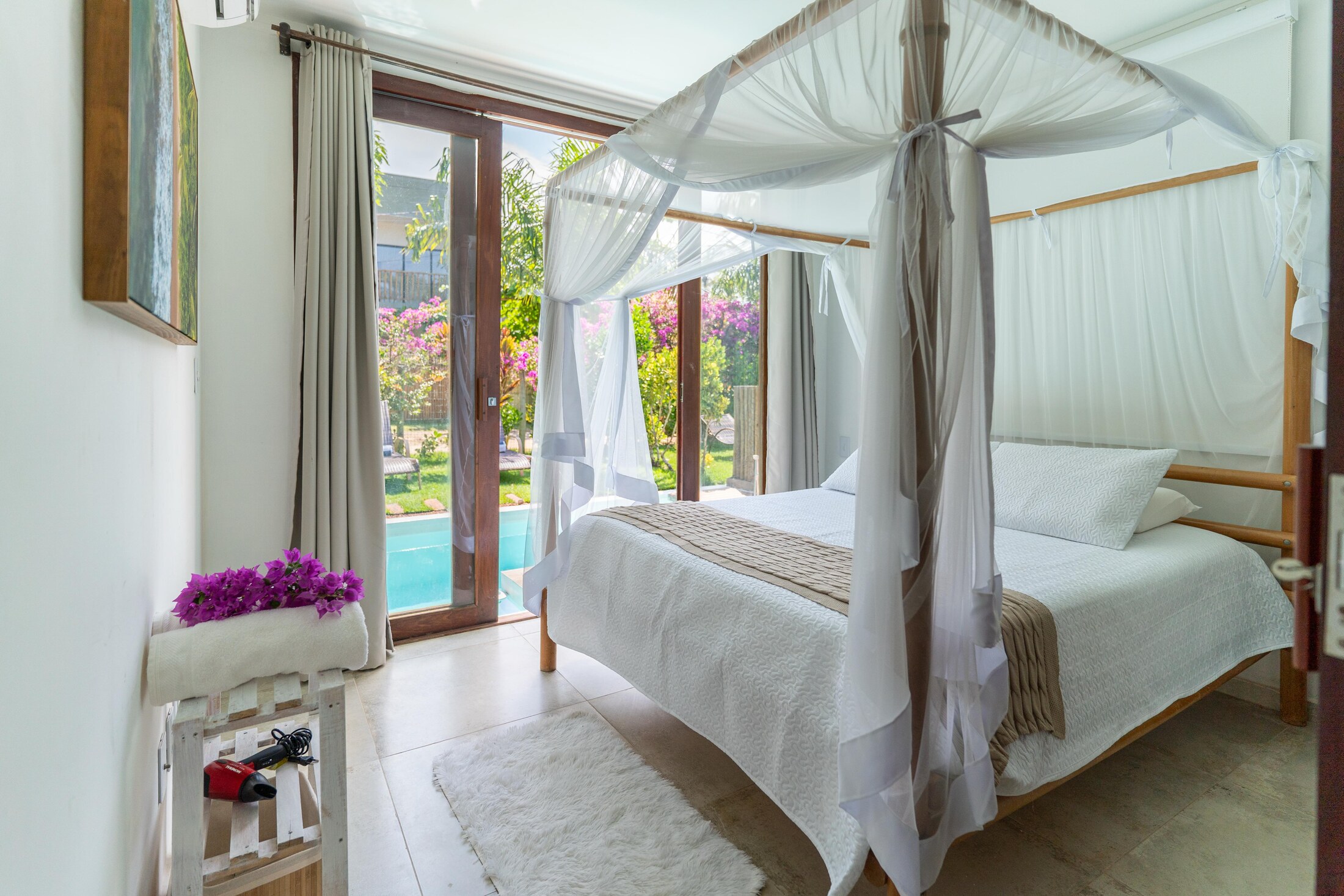 Quarto com vista para a piscina